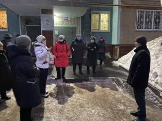 Евгений Чернов продолжает общение с жителями во дворах многоквартирных домов